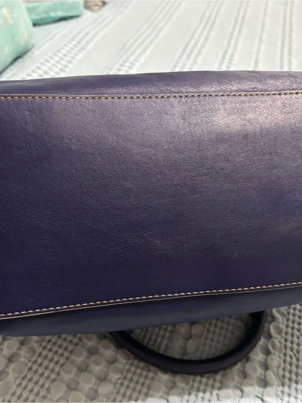 Kate Spade handbag/shoulder bag is a great accessory fun or professional use.